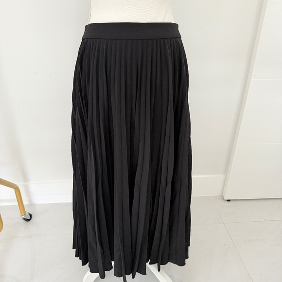 Michael Kors Collection Black Mid Calf Pleated Skirt Workwear or Evening Wear - Picture 3 of 12